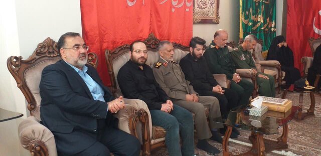 دیدار با خانواده شهیدی که به دست اسرائیل به شهادت رسید/ عکس