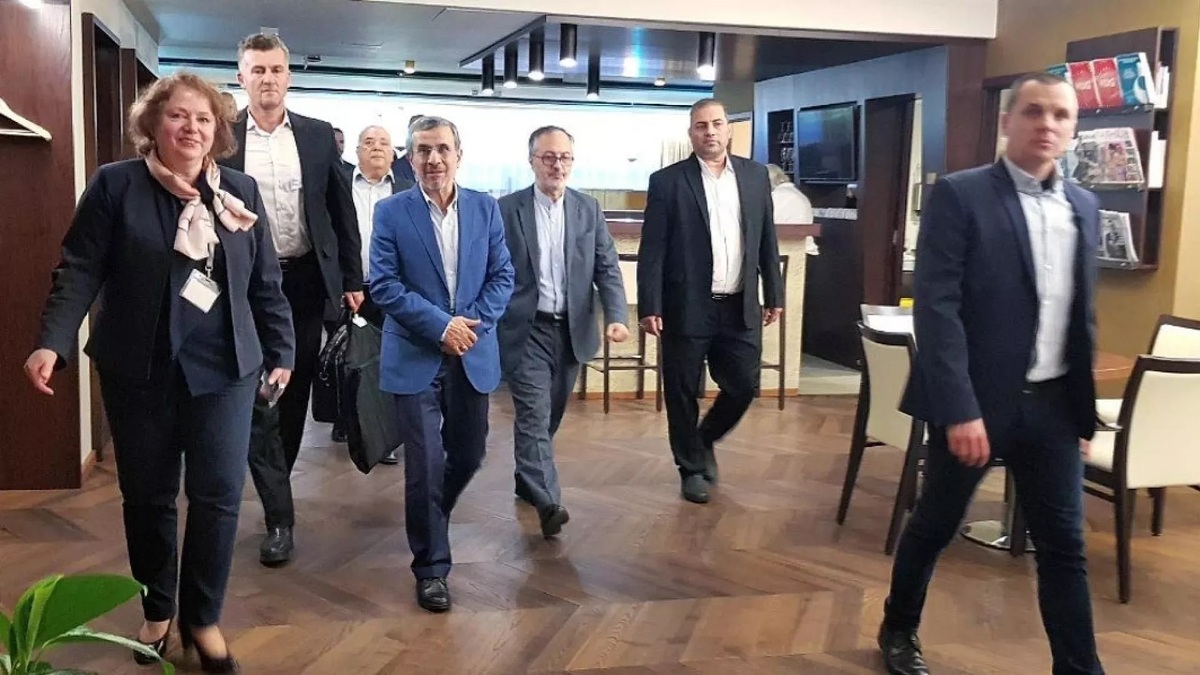 احمدینژاد در بوداپست چه میکند؟