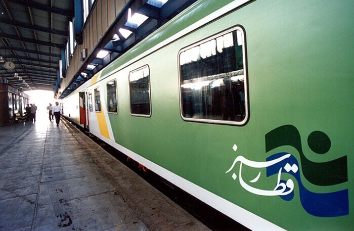 قطار سیمرغ بهتر است یا قطار سبز؟