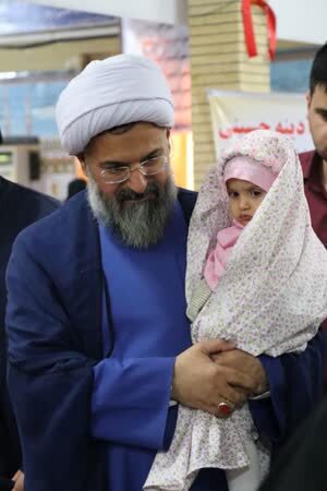 امام جمعه‌ای که با دخترش پشت تریبون نمازجمعه حاضر شد+ عکس