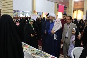 امام جمعهای که با دخترش پشت تریبون نمازجمعه حاضر شد+ عکس امام جمعهای که با دخترش پشت تریبون نمازجمعه حاضر شد+ عکس
