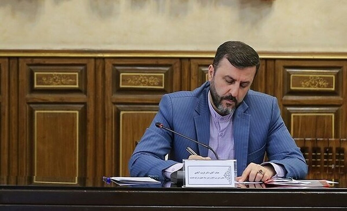 غریب آبادی در نامهای به وزیر امور خارجه مطرح کرد ، «بهنام نجفی» کلاهبردار ۱۰ هزار میلیاردی را به ایران برگردانید
