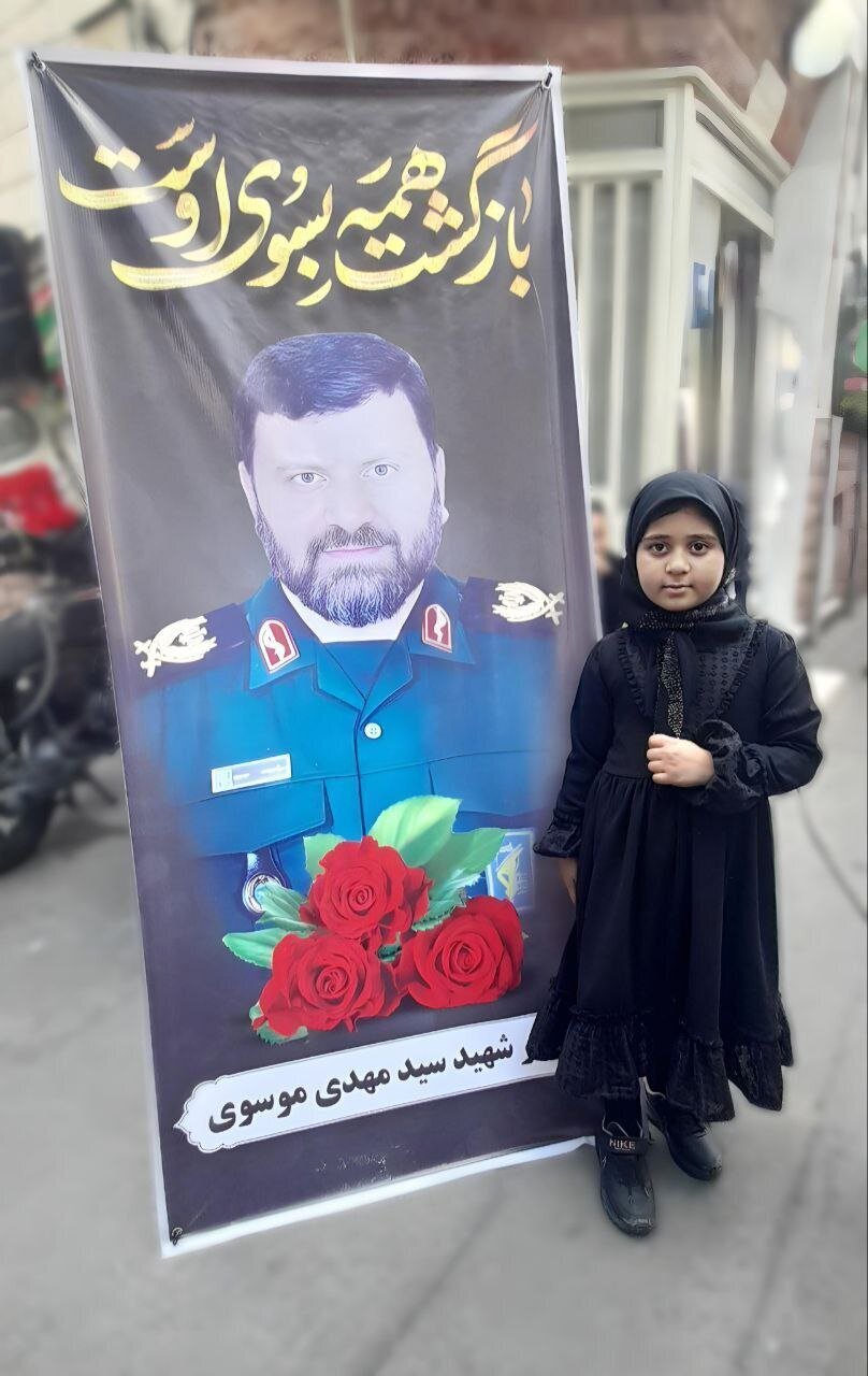 عکس | تصویری غم‌انگیز از دختر سرتیم حفاظت رئیس‌جمهور در کنار عکس پدرش