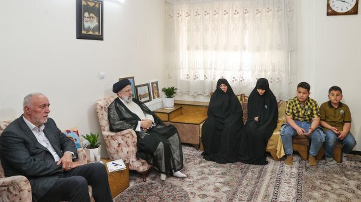 ‌حضور رئیسی در منزل شهید مدافع حرم آقابابایی