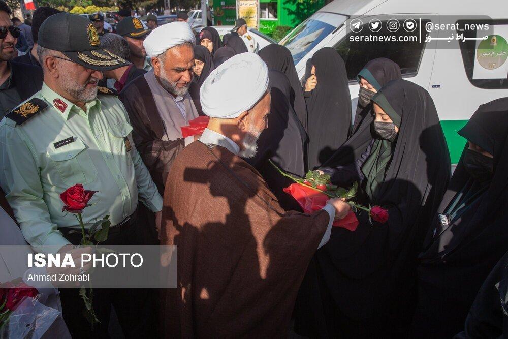 (عکس) اهدای گل به بانوان مجری طرح نور فراجا