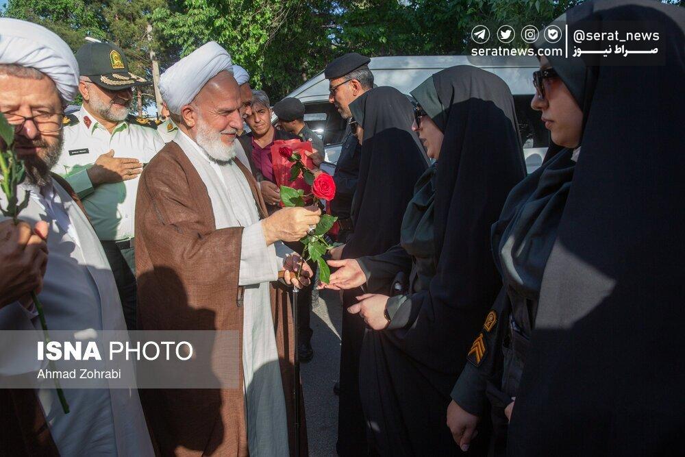 (عکس) اهدای گل به بانوان مجری طرح نور فراجا