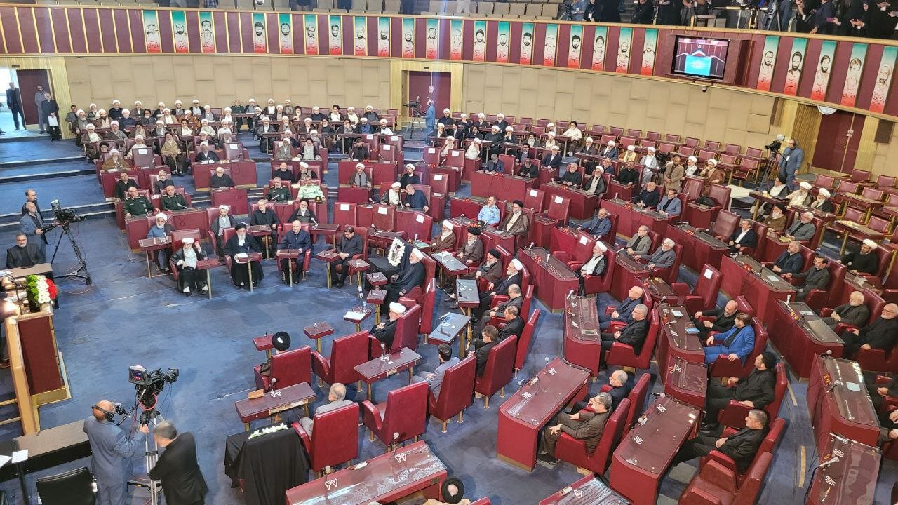 تصاویری از صندلی های مزین به عکس ابراهیم رئیسی و آیت الله آل هاشم در افتتاحیه مجلس خبرگان