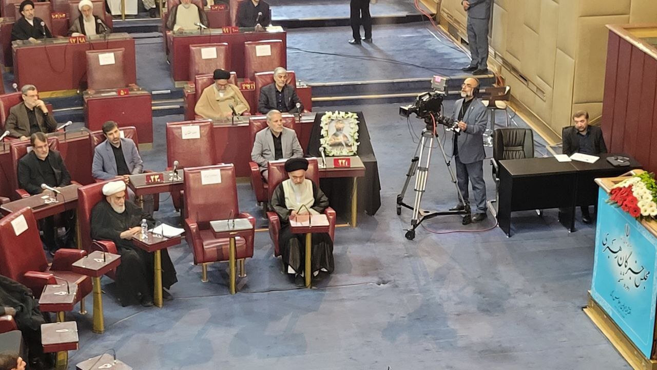 تصاویری از صندلی های مزین به عکس ابراهیم رئیسی و آیت الله آل هاشم در افتتاحیه مجلس خبرگان