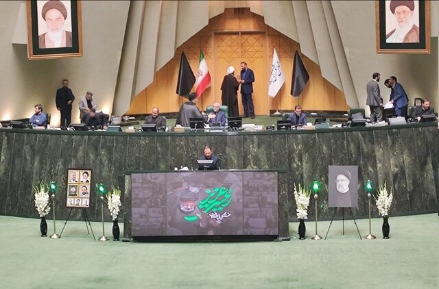 عکسی خاص از صحن علنی مجلس بعد از شهادت رئیسی و همراهانش /نمایندگان به سوگ نشستند
