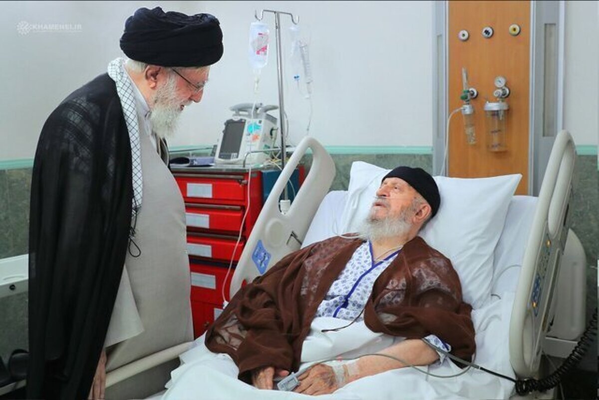 رهبر انقلاب اسلامی از حضرت آیتالله مکارم شیرازی عیادت کردند