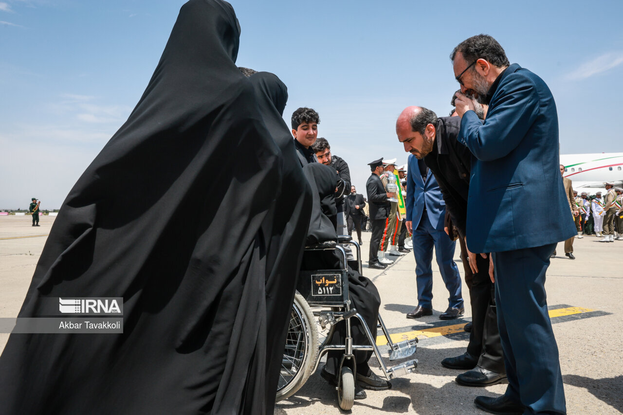 تصاویری جدید از مادر رئیس جمهور در فرودگاه مشهد/ مادر به استقبال پسر رفت