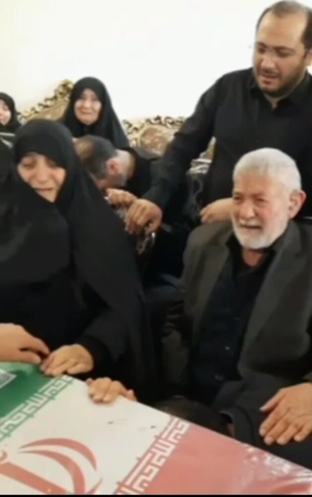 عکسی تلخ از آخرین وداع خانواده استاندار شهید با پیکر فرزندشان
