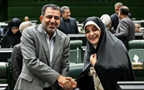 عکس| دست دادن نماینده زن و مرد در مجلس