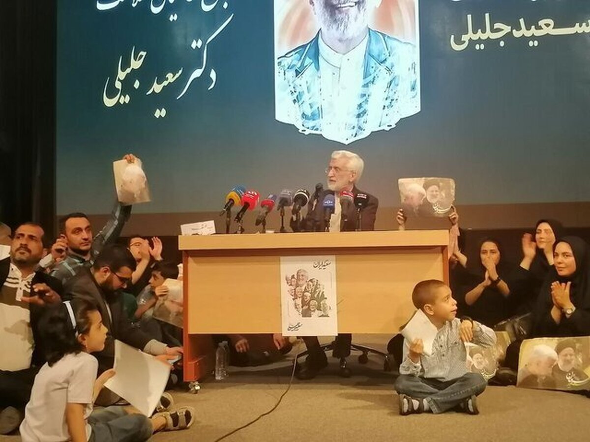 جلیلی در بین هوادارانش: ما باید تلاش کنیم تا همراه با تراز انقلاب اسلامی جهش چشمگیری داشته باشیم