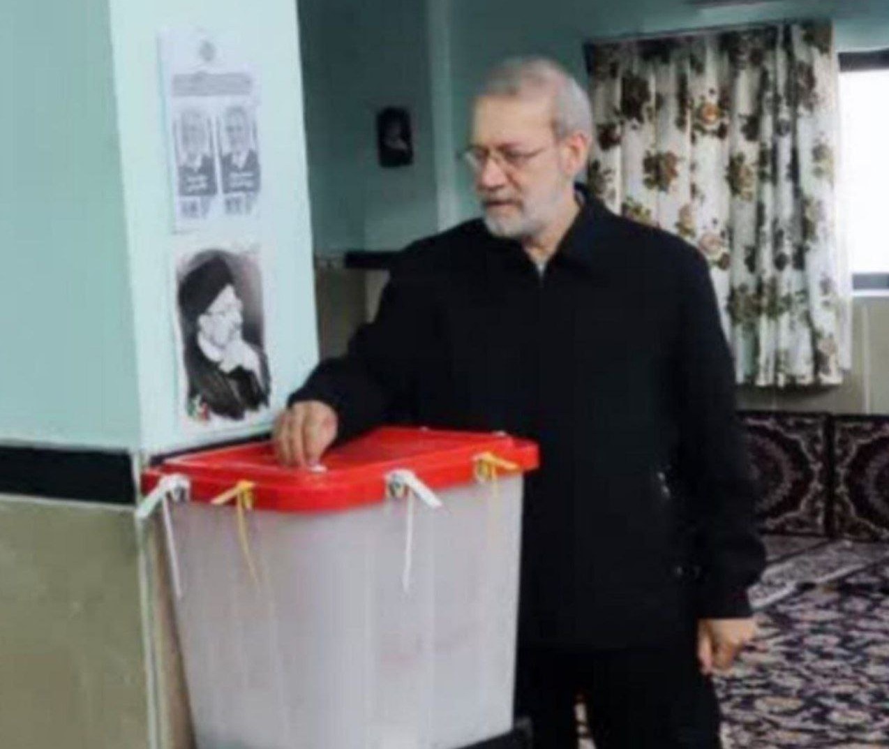 عکس| لاریجانی در لوت بخش آمل رأی خود را به صندوق انداخت