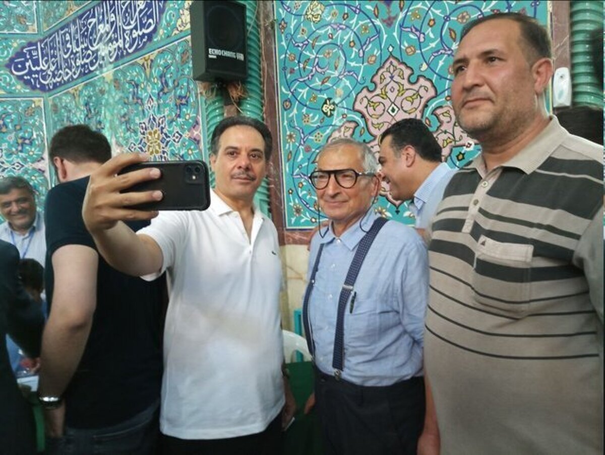 صادق زیباکلام در حسینه ارشاد در انتخابات شرکت کرد