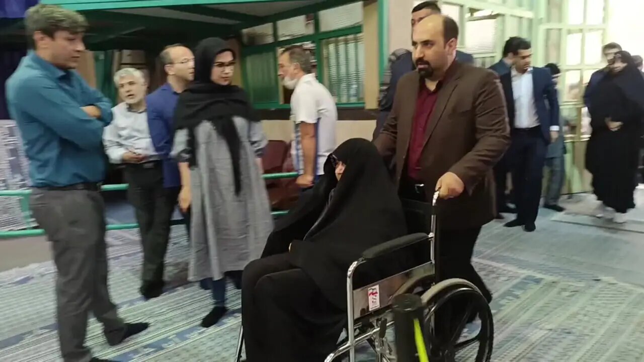 عکسی خاص از عفت مرعشی در حسینیه جماران برای رأی دادن