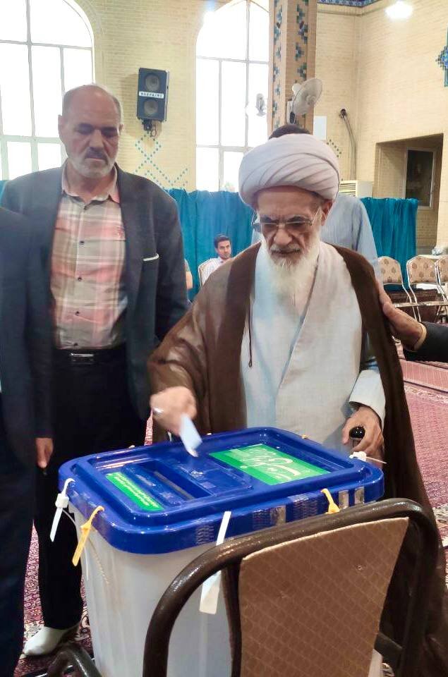 تصاویری از عروس امام و پسرش یاسر خمینی در روز رأی گیری انتخابات ریاست جمهوری / سرلشکر باقری و یک مرجع تقلید هم رأی دادند