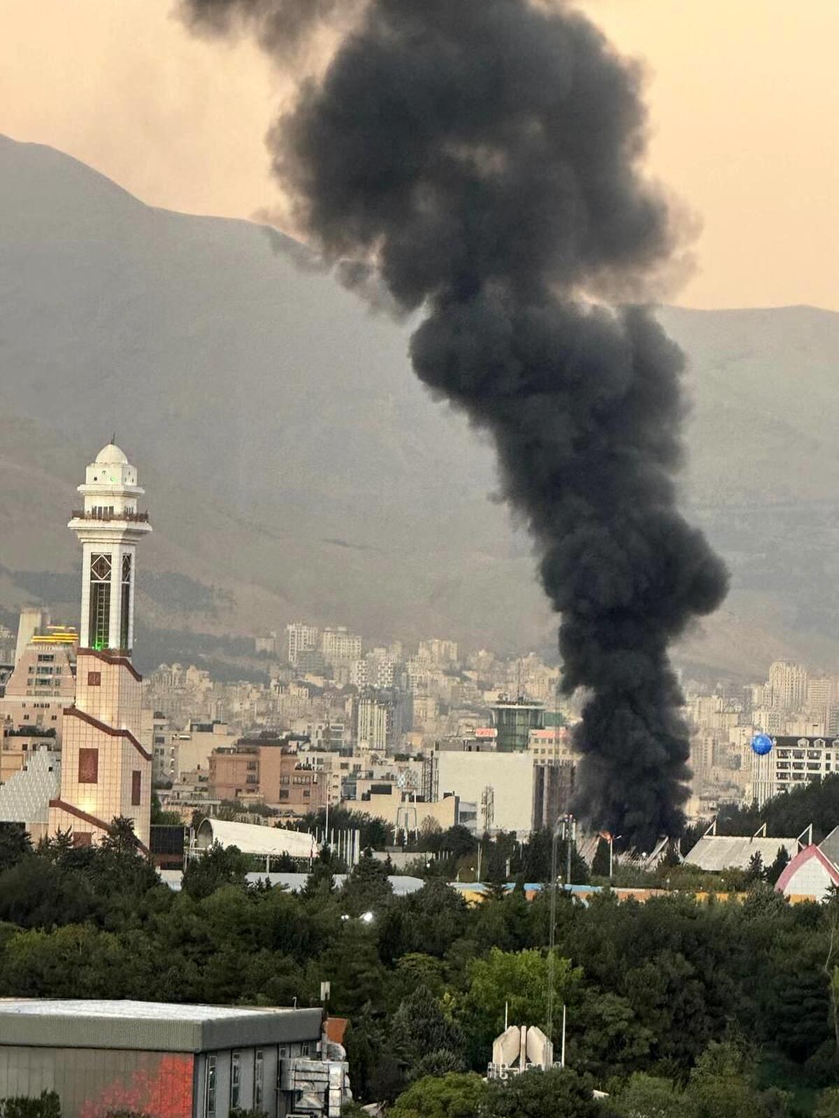 مهار آتشسوزی ساختمان قدیمی در محله شوش