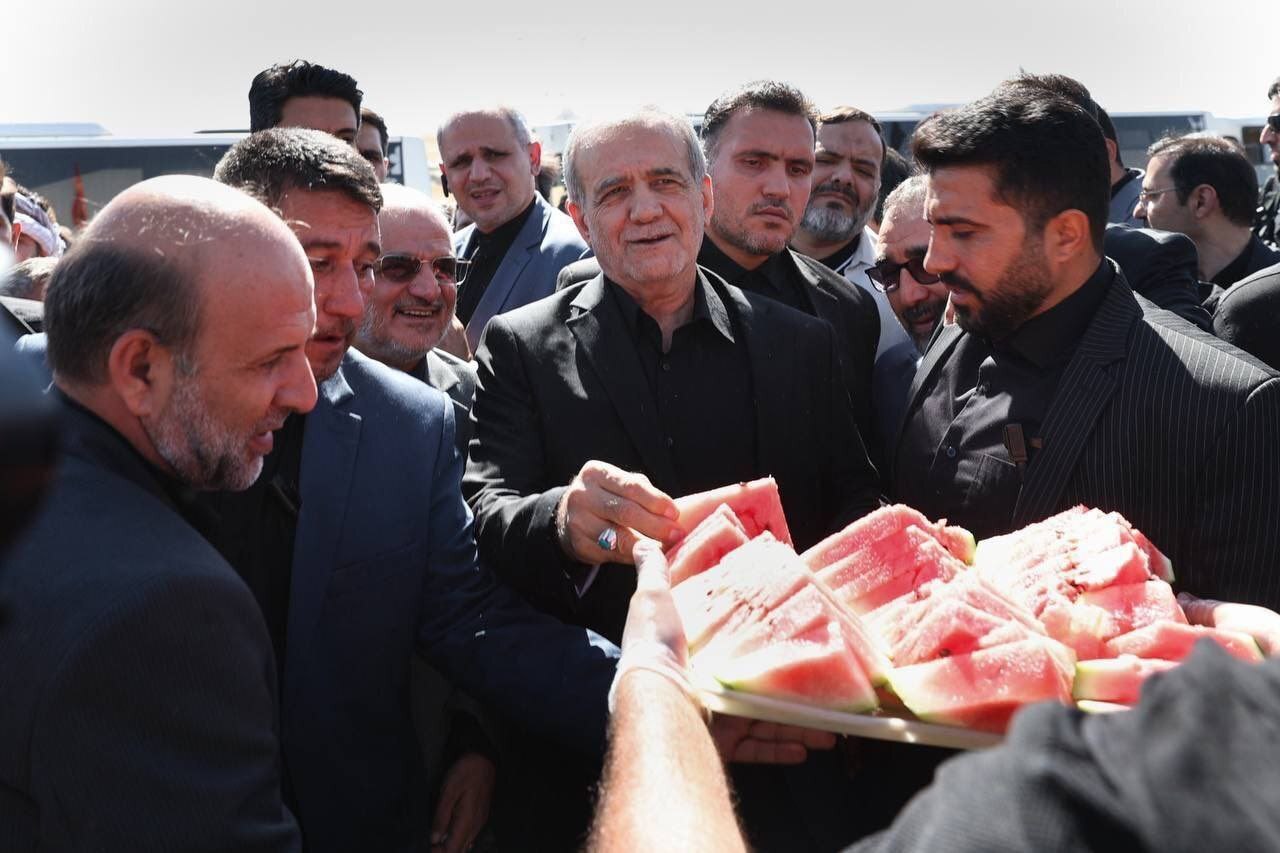 سه تصویر از پزشکیان در سفر مشهد| آب آلبالو، آب پرتقال، هندوانه!