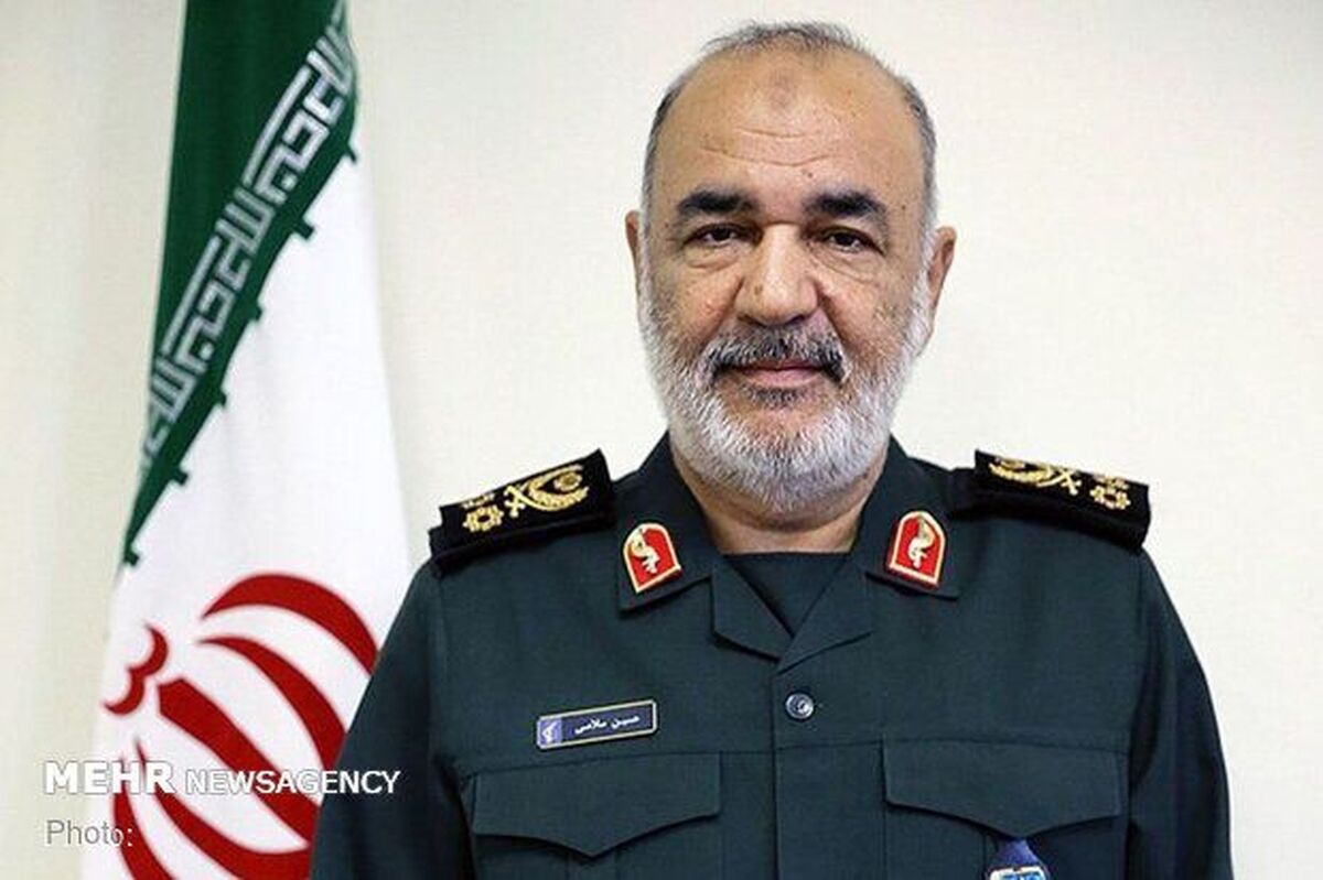 عکس | حضور فرمانده کل سپاه پاسداران در منزل شهید عباس نیلفروشان