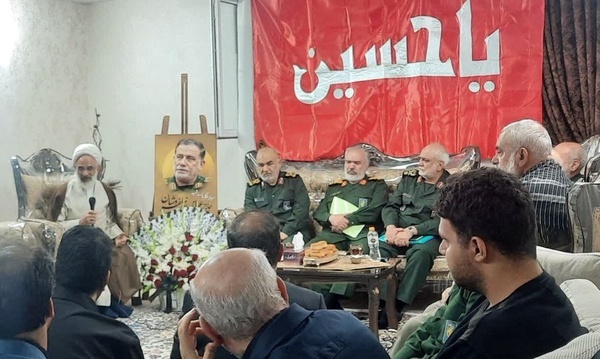 عکس | حضور فرمانده کل سپاه پاسداران در منزل شهید عباس نیلفروشان