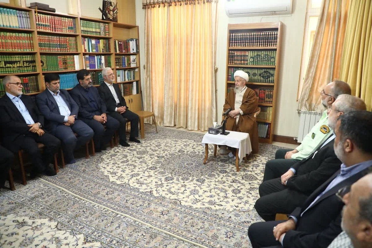 آیتالله مکارم شیرازی: برخورد قهری و خشونتآمیز در زمینه حجاب نتیجه معکوس دارد/ باید ضمن آموزش صحیح حجاب به بانوان، جلوی تخریبها گرفته شود
