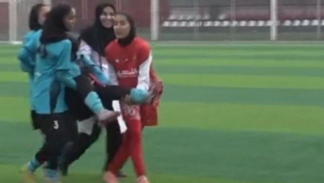 تصویر جنجالی از بازی زنان پرسپولیس؛ هم تیمی ها در نقش برانکارد!