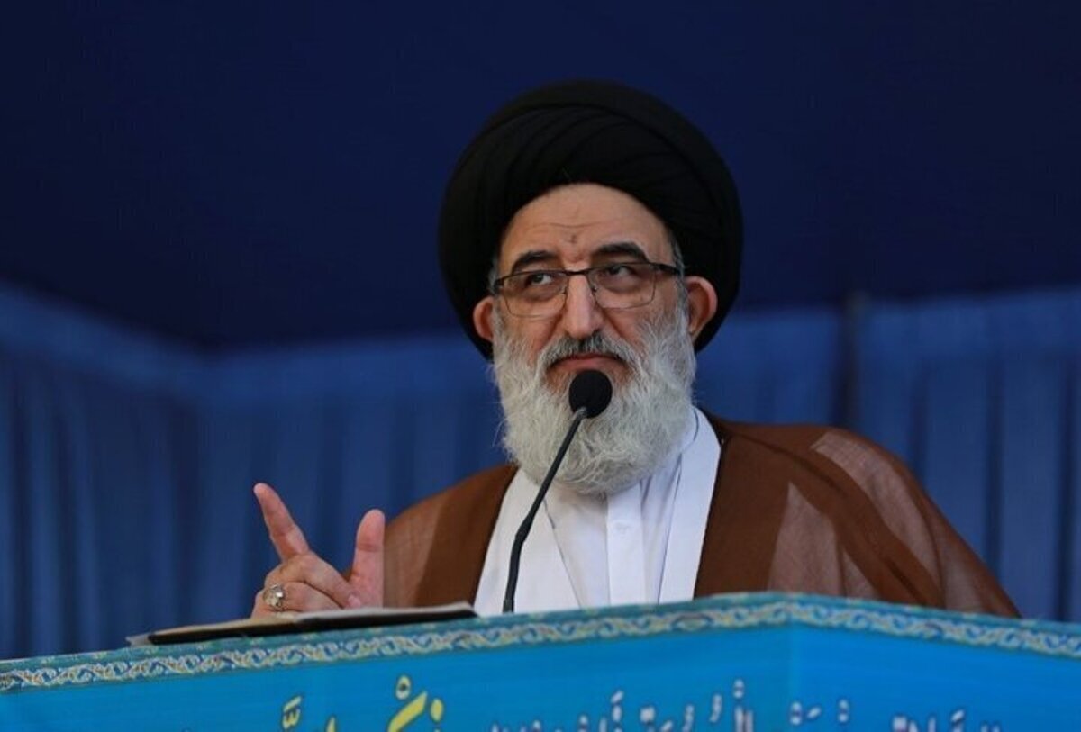 امام جمعه کرج: پاسخ ما به عامل تهدید به بمباران سنگین، تکرار شعار «مرگ بر آمریکا» است