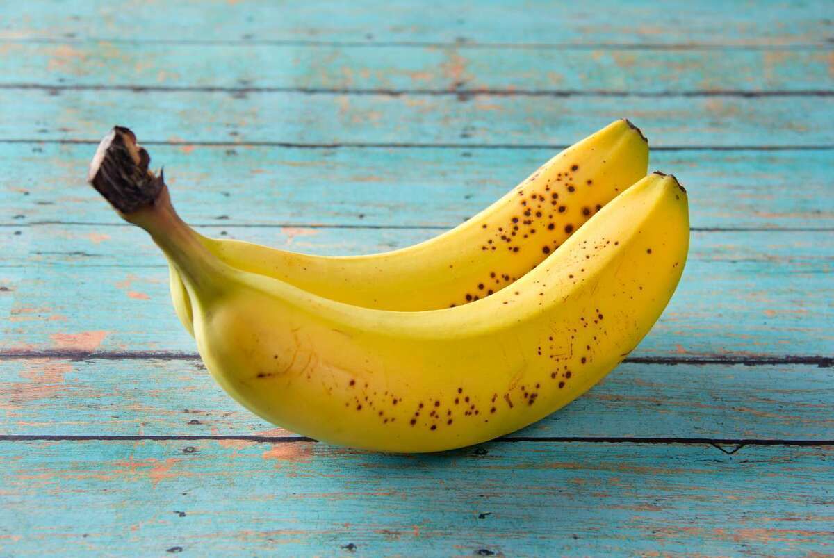 چرا برخی با خوردن موز سردرد می‌گیرند؟