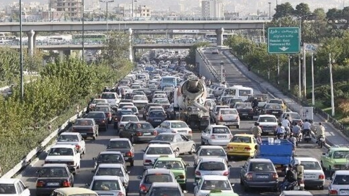 ترافیک پرحجم و سنگین در بزرگراه‌ها و خیابان‌های پایتخت