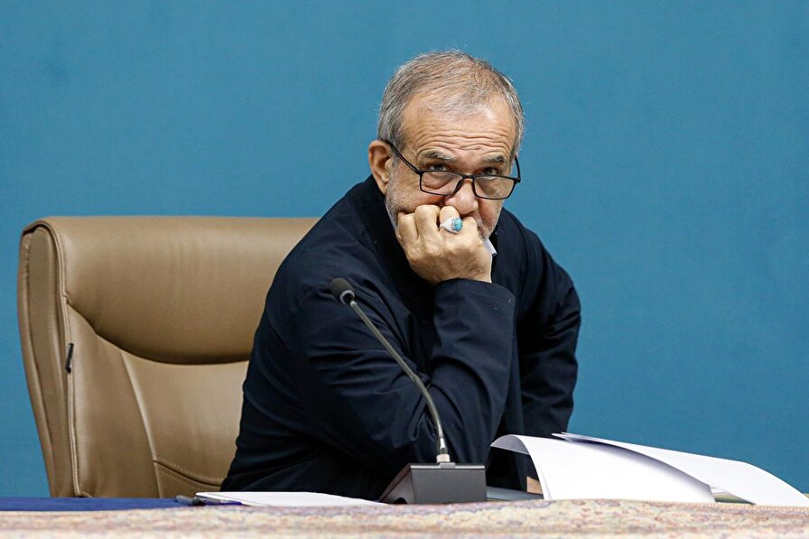 چرا پزشکیان هنوز در قبال مقصرینِ دلار و کالاهای اساسی سکوت کرده است؟