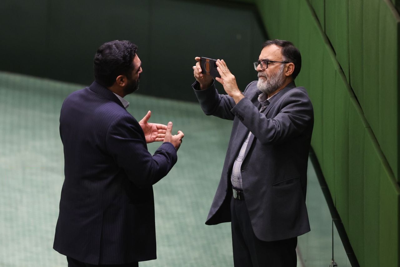 عکس| تولید محتوا، وسط صحن علنی مجلس