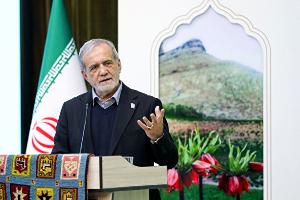 فیلم| پزشکیان: ما الان دلار را به آخر زنجیره بدهیم یا آخر زنجیر بدهیم!