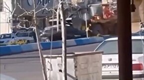 فیلم| حمله عجیب یک لودر به سانتافه؛ راننده بازداشت شد