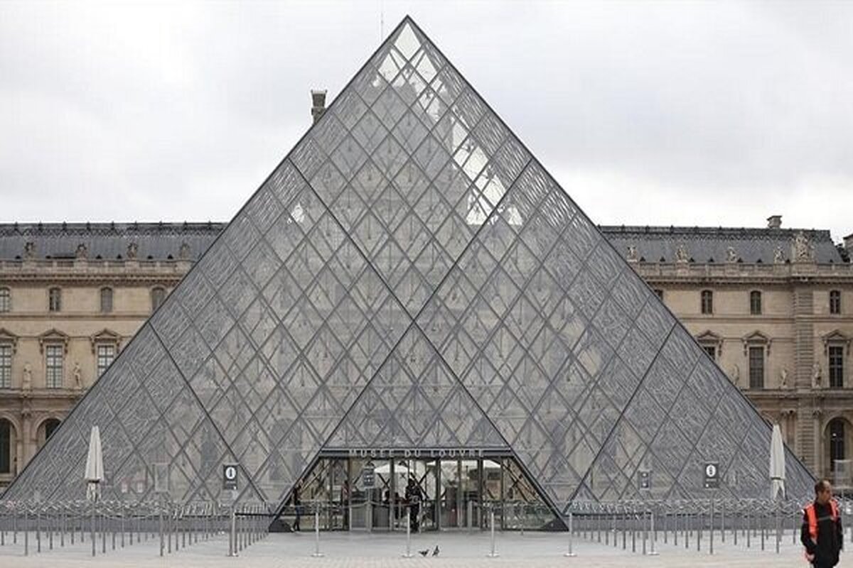 چه چیزی از لوور دزدیده شد؟