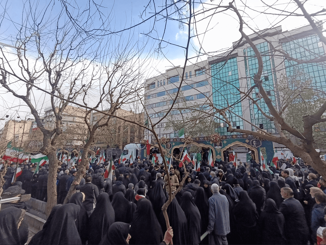 آغاز مراسم تشییع پیکر ۱۰۰ تن از شهدای مردمی و مدافع امنیت از مقابل دانشگاه تهران + فیلم و عکس