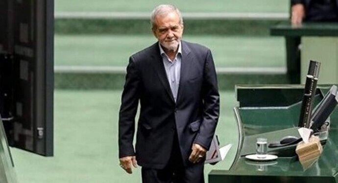 فیلم| پاسخ پزشکیان در مقابل مردم نگرانند: ان‌شاءالله نشست می‌گذاریم