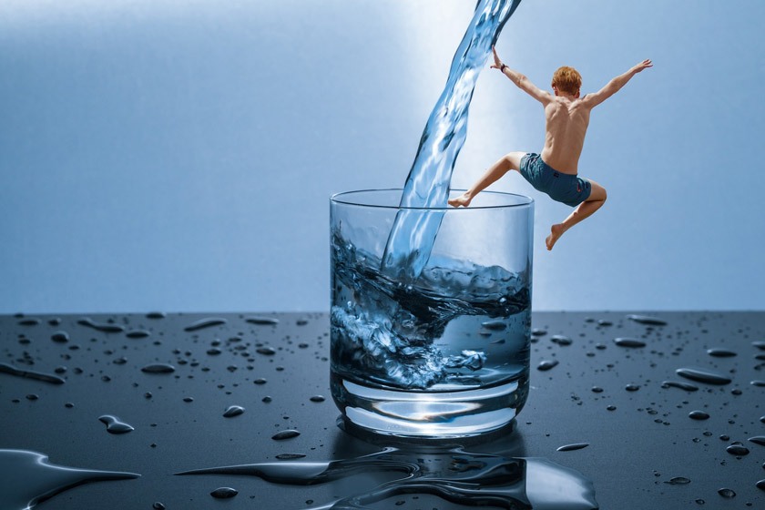 وقتی مقدار زیادی آب می‌نوشید چه اتفاقی برای بدن می‌افتد؟