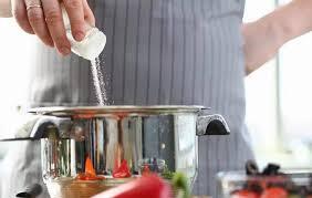 خوردن بیش از حد غذاهای شور چه بلایی سرتان می آورد؟