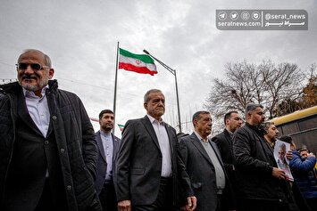 تصاویر| حضور مسعود پزشکیان، رییس جمهور در راهپیمایی ۲۲ بهمن