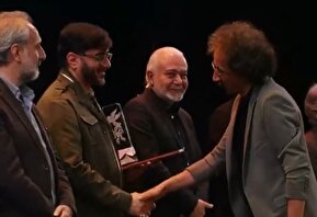 فیلم| لحظه اهدا سیمرغ بهترین کارگردانی به بابک خواجه پاشا برای فیلم سرزمین فرشته‌ها