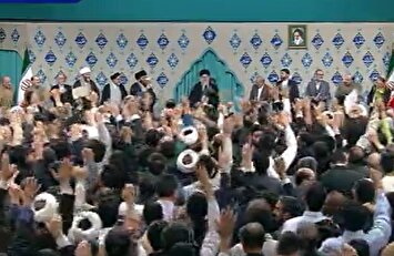 فیلم| لحظه ورود رهبر انقلاب به محفل انس با قرآن کریم در حسینیه امام خمینی (ره)