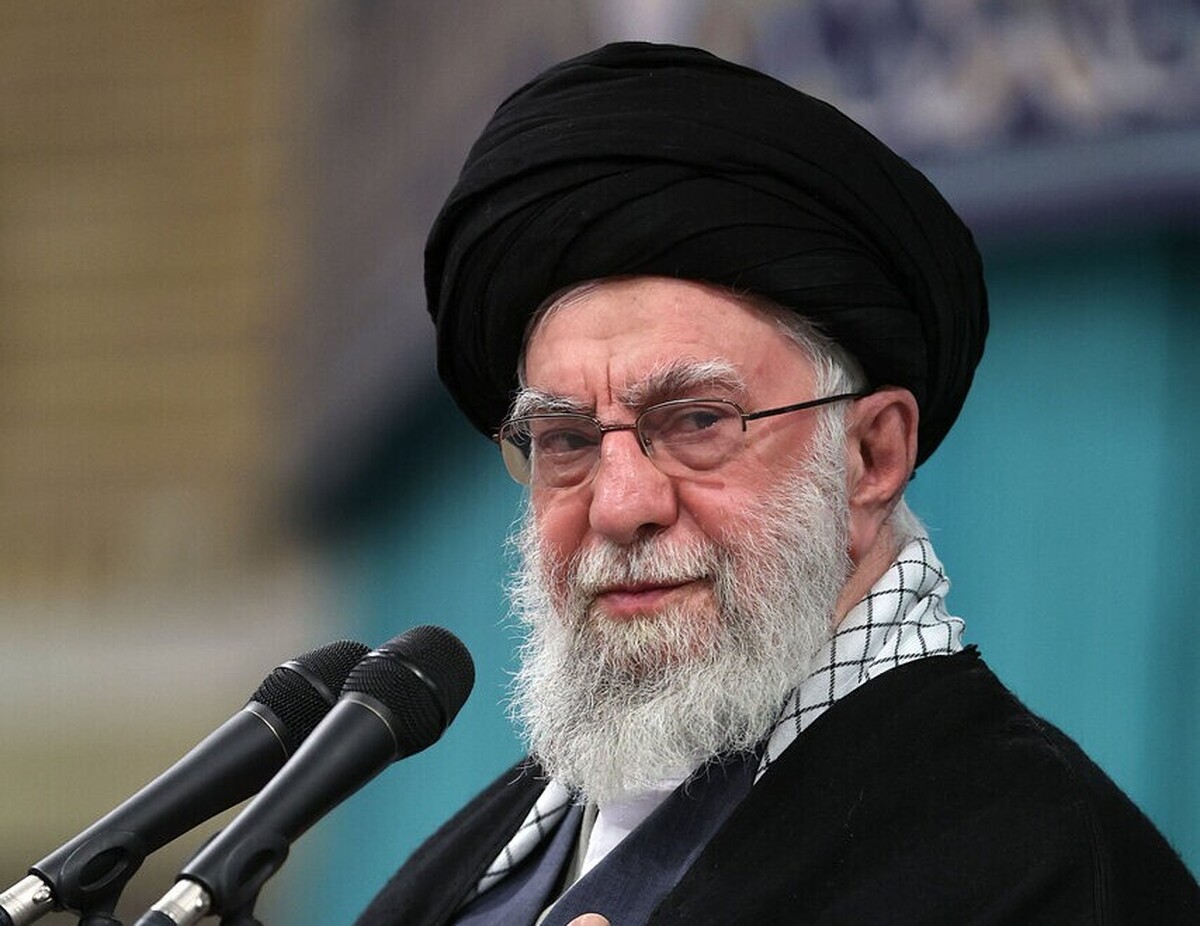 تصاویر / مادر شهید هادی طارمی در قبر پسرش