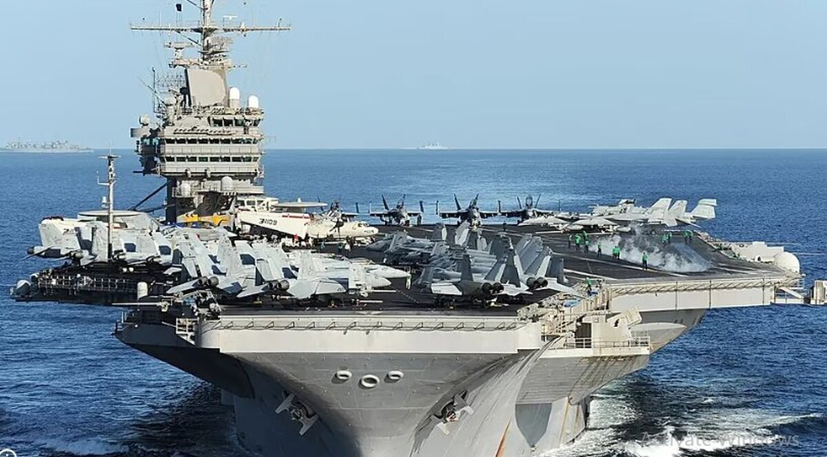فوری؛ ناو هواپیمابر آبراهام لینکلن هدف چهار موشک بالستیک قرار گرفت