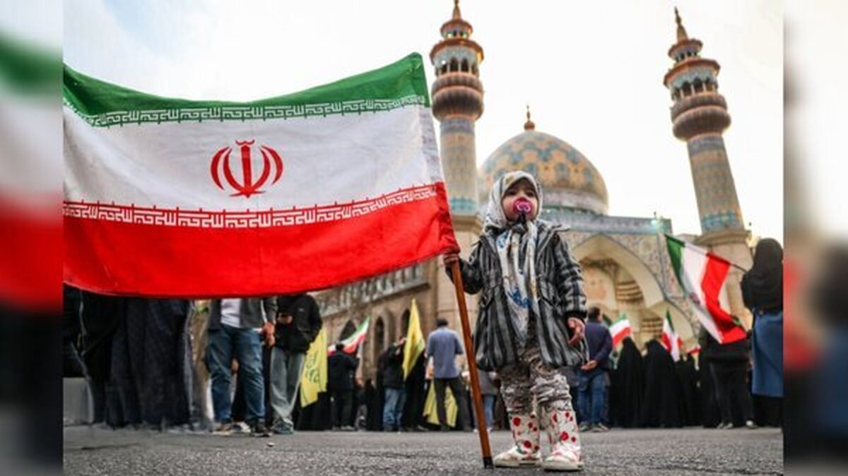 ملت داغدار به سمت میدان انقلاب در حرکت هستند