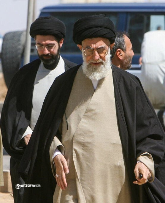 عکس/ رهبر شهید انقلاب و پسرش مجتبی خامنه‌ای در سفر استانی
