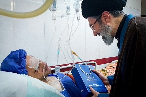 عکس| عیادت سیدمجتبی خامنه ای از جانبازان انفجار پیجرهای حزب الله لبنان