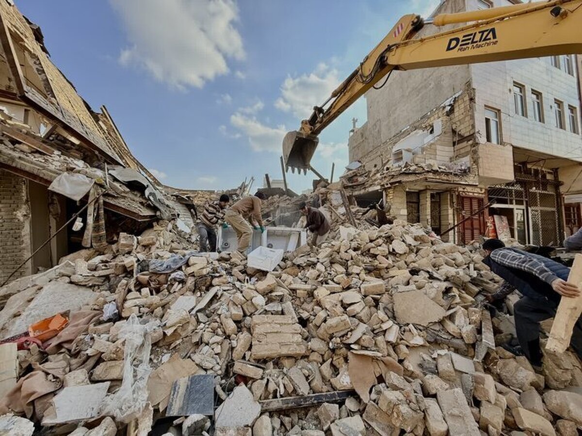 ریزش ساختمان در چهار راه ولیعصر(عج)