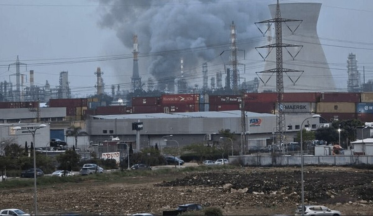 پالایشگاه حیفا مورد اصابت موشک‌های خیبرشکن قرار گرفت